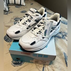 NWT - Men’s Orthaheel Walker Wide Sneaker (white/blue)